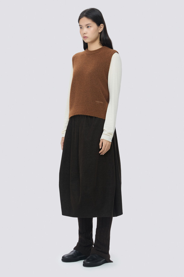 [epigram 여성] 메리노 울 레그 워머는 가을, 겨울 시즌에 활용하기 좋은 여성용 레그 워머입니다. 부드러운 촉감의 메리노 울 소재로 제작되어 보온성을 높였으며, 루즈한 실루엣과 옆선 트임 디테일로 포인트를 더했습니다. 블랙, 브라운 두 가지 색상으로 출시되었으며, 신발까지 덮는 디자인으로 더욱 따뜻하게 착용할 수 있습니다. 미니멀, 클래식, 캐주얼 스타일의 겨울 데일리룩, 산책룩, 집콕룩에 매치하여 포근하고 멋스러운 분위기를 연출해보세요.
