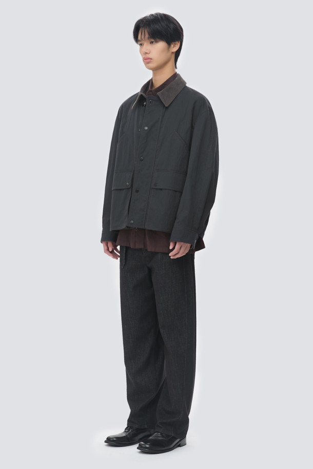 "크링클 TOOK 재킷"은 간절기에 착용하기 좋은 캐주얼 스타일의 자켓입니다. 블랙 컬러의 무지 디자인으로, 출근룩과 모임룩 등 다양한 TPO에 활용할 수 있습니다. 오버핏으로 편안한 착용감을 선사하며, 카라 부분의 코듀로이 배색과 크링클 텍스처가 특징입니다. 스냅과 지퍼 이중 여밈 방식으로, 가슴 사선 포켓과 하단 입체 포켓으로 실용성을 더했습니다. 드로우스트링 밑단으로 핏 조절이 가능합니다.
