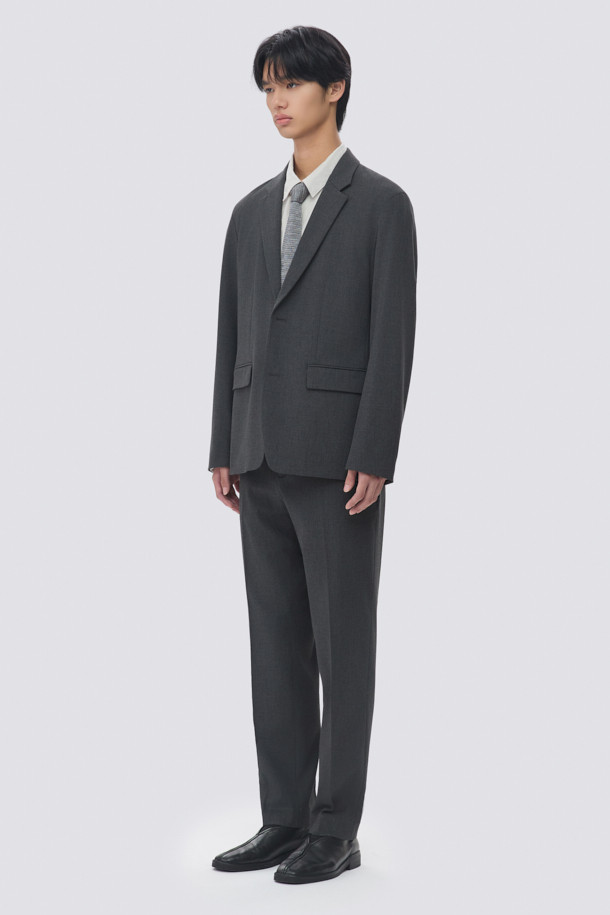 데일리 블레이저 (set-up)는 남성을 위한 베이직하고 포멀한 스타일의 블레이저 셋업입니다. 차콜 컬러의 무지 디자인으로, 봄, 가을 시즌에 적합하며, 일상 및 비즈니스 용도로 활용 가능합니다. 싱글 버튼 여밈, 레귤러 기장의 데일리핏으로 제작되었으며, 스판 소재를 사용하여 부드러운 촉감을 선사합니다. 노치드 라펠과 뒷면 슬릿 디테일이 있으며, 셋업으로 출시되어 오피스룩, 비즈니스 캐주얼, 회의룩 등 다양한 TPO에 맞춰 클래식하고 미니멀한 스타일을 연출할 수 있습니다.
