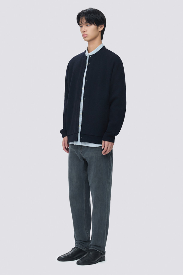 중청과 그레이 컬러가 조화롭게 어우러진 워시드 데님 팬츠입니다. 힙과 허벅지에 여유를 주어 편안한 착용감을 선사하며, 릴랙스핏과 위켄드핏으로 활동성을 높였습니다. 부드러운 데님 소재에 스트레치 기능까지 더해져 편안함을 극대화했습니다. 한지 와펜 디테일과 epigram 로고가 디자인 포인트를 더하며, 비즈니스 캐주얼부터 캐주얼, 미니멀, 클래식 스타일까지 폭넓게 활용할 수 있습니다. 긴 기장감으로 다양한 스타일 연출이 용이합니다.
