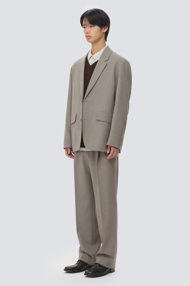 투톤 릴렉스 팬츠 (set-up)는 브라운과 베이지의 투톤 멜란지 컬러가 돋보이는 슬랙스입니다. 가을, 겨울 시즌에 적합하며, 릴랙스핏과 와이드 핏으로 편안한 착용감을 선사합니다. 뒷밴딩 처리와 원턱 디테일로 활동성을 높였으며, 포멀 캐주얼, 클래식, 미니멀 스타일을 즐기는 분들께 추천합니다. 출근룩, 비즈니스 캐주얼, 겨울 데일리룩 등 다양한 TPO에 활용 가능하며, 셋업으로도 연출할 수 있습니다. 스트레치 소재로 제작되어 편안함을 더했습니다.
