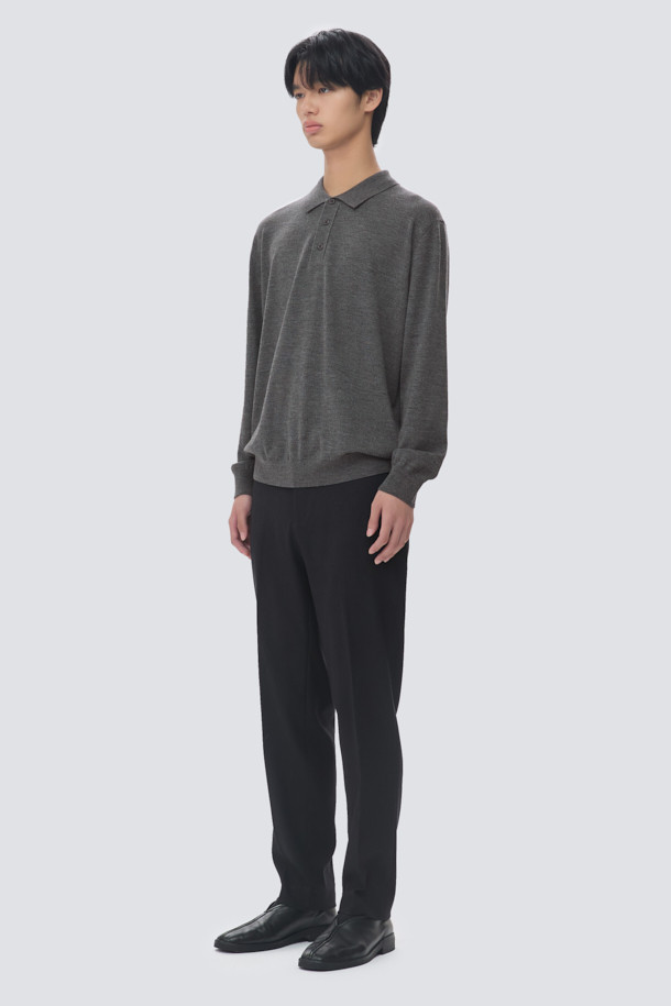 TRABEST(트라베스트) 데일리 팬츠 (set-up)는 베이직한 스타일의 간절기용 슬랙스입니다. 힙과 허벅지에 여유가 있어 편안하며, 밑단으로 갈수록 좁아지는 스트레이트 핏으로 제작되었습니다. 뒷면 허리 밴딩 처리로 활동성을 높였으며, 차콜 컬러의 무지 디자인으로 어떤 상의에도 잘 어울립니다. 출근룩, 오피스룩, 비즈니스 캐주얼 등 다양한 TPO에 활용 가능하며, 블레이저와 함께 셋업 스타일링도 연출할 수 있습니다. 클래식, 미니멀, 캐주얼 스타일을 선호하는 분들께 추천드립니다.
