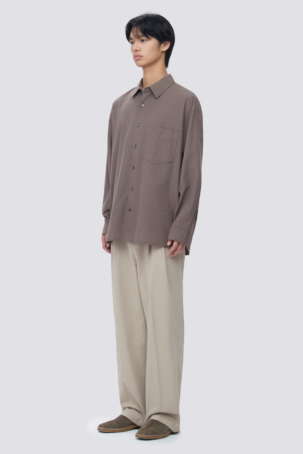 울 블렌디드 오버핏 셔츠는 부드러운 촉감의 울, 코튼, 텐셀 혼방 소재로 제작되어 편안한 착용감을 선사합니다. 다크그레이, 라이트그레이, 브라운 세 가지 색상으로 출시되었으며, 간절기와 초겨울에 적합합니다. 여유로운 핏과 넉넉한 기장감, 간결한 스티치, 미니멀한 디자인이 특징이며, 자연스러운 드레이프가 멋스러운 실루엣을 연출합니다. 출근룩, 비즈니스 캐주얼, 모임룩 등 다양한 TPO에 활용 가능하며, 미니멀, 클래식, 시크 스타일을 즐기는 분들께 추천합니다.
