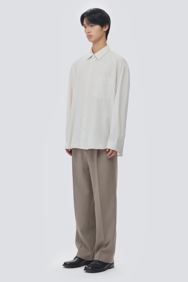 울 블렌디드 오버핏 셔츠는 부드러운 촉감의 울, 코튼, 텐셀 혼방 소재로 제작되어 간절기부터 초겨울까지 착용하기 좋습니다. 라이트 그레이, 브라운, 다크 그레이 세 가지 색상으로 출시되었으며, 여유 있는 오버핏과 레귤러 기장으로 편안한 착용감을 선사합니다. 간결한 스티치와 자연스러운 드레이프 디테일이 특징이며, 두꺼운 두께감으로 실용성을 더했습니다. 미니멀하고 시크한 스타일로, 출근룩, 겨울 데일리룩, 비즈니스 캐주얼 등 다양한 TPO에 활용 가능합니다. 클래식한 무드를 연출하기에도 좋습니다.
