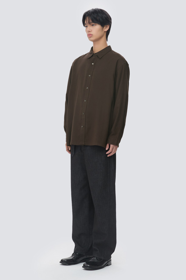 가을, 겨울 시즌에 어울리는 남성용 오버핏 솔리드 셔츠입니다. 브라운, 화이트 두 가지 색상으로 출시되었으며, 차이나칼라 디자인으로 캐주얼, 미니멀, 클래식한 스타일을 연출할 수 있습니다. 부드러운 코튼, 레이온, 기모 소재 혼방으로 제작되어 포근한 착용감을 선사하며, 얇은 두께감으로 간절기에도 부담 없이 즐겨 입기 좋습니다. 여유 있는 품과 긴 소매 기장으로 편안함과 스타일을 모두 잡은 데일리 셔츠입니다.

