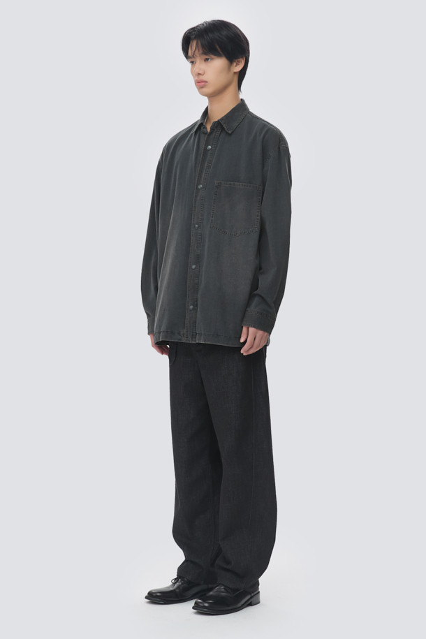 **그레이 워시드 데님 셔츠**는 캐주얼과 미니멀, 클래식 스타일을 아우르는 공용 데님 셔츠입니다. 8oz 데님 원단으로 제작되어 부드러운 촉감을 선사하며, 봄, 가을에 가볍게 걸치기 좋습니다. 오버핏에 칼라 디테일, 긴 소매 기장으로 편안한 착용감을 제공하며, 브라운 스티치 포인트가 돋보입니다. 동네 마실룩에 적합하며, 사이드 포켓과 앞판 포켓으로 실용성을 더했습니다.
