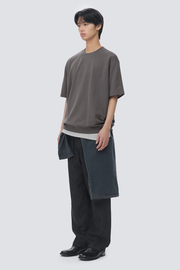 천연 염색 기법으로 은은한 멋을 더한 "천연다잉 스웻 반팔 티셔츠 (set-up)"입니다. 부드러운 면 소재의 루즈핏, 오버핏으로 편안한 착용감을 선사하며, 바이오 워싱 가공을 통해 자연스러운 질감을 살렸습니다. 라운드넥 디자인에 래글런 절개, 밑단 시보리, 로고 자수 디테일로 포인트를 주어 캐주얼, 미니멀, 클래식 스타일을 모두 소화할 수 있습니다. 동네 마실룩, 여행룩 등 다양한 TPO에 활용 가능하며, 셋업으로도 연출하여 스타일리시함을 더할 수 있습니다. 봄, 여름 시즌에 시원하게 즐길 수 있는 데일리 티셔츠입니다.
