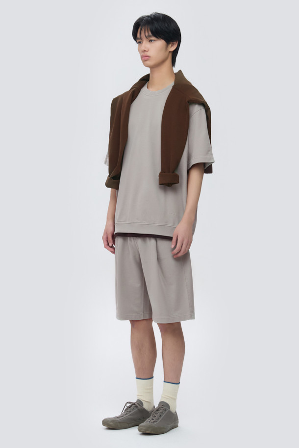 천연 염색으로 은은한 멋을 더한 '천연다잉 스웻 반팔 티셔츠'입니다. 석류와 오배자 염색 기법을 사용하여 자연스러운 컬러감을 연출하며, 부드러운 면 소재로 제작되어 편안한 착용감을 선사합니다. 루즈핏과 오버핏의 넉넉한 실루엣, 래글런 절개, 밑단 시보리, 블루종 스타일의 디자인이 돋보입니다. 로고 자수 디테일로 포인트를 더했으며, 셋업으로도 활용 가능하여 캐주얼하고 미니멀한 스타일을 완성할 수 있습니다. 봄, 여름 시즌 데일리룩은 물론, 동네 마실, 산책, 여행 등 다양한 TPO에 활용하기 좋습니다.
