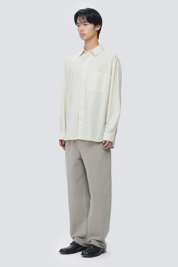 부드러운 코듀로이 소재로 제작된 남성용 집업 맨투맨입니다. 오버핏으로 트렌디한 스타일을 연출하며, 드롭숄더와 밑단 E-밴드로 편안한 착용감을 선사합니다. 하프넥 디자인과 두꺼운 두께감으로 가을, 겨울철 따뜻하게 입을 수 있습니다. 무지 디자인에 스트링 디테일을 더해 캐주얼하고 미니멀한 스타일을 완성하며, 데일리룩, 집콕룩, 산책룩 등 다양한 TPO에 활용하기 좋습니다. 화이트, 아이보리 두 가지 색상으로 만나보세요.
