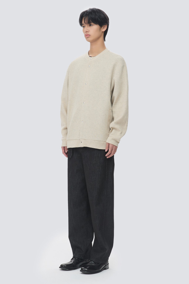 부드러운 울 소재로 제작되어 포근한 착용감을 선사하는 울저지 라운드 가디건입니다. 베이지 색상으로 어떤 룩에도 매치하기 쉬우며, 가을, 겨울 시즌 데일리룩과 카페룩에 활용하기 좋습니다. 미니멀한 스타일을 추구하는 분들께 추천하며, 오버핏 디자인으로 편안한 착용감을 제공합니다. 사이드 포켓과 반래글런 소매 디테일, 블루종 밑단으로 포인트를 더했습니다. 버튼 여밈 방식으로 간편하게 착용할 수 있습니다.
