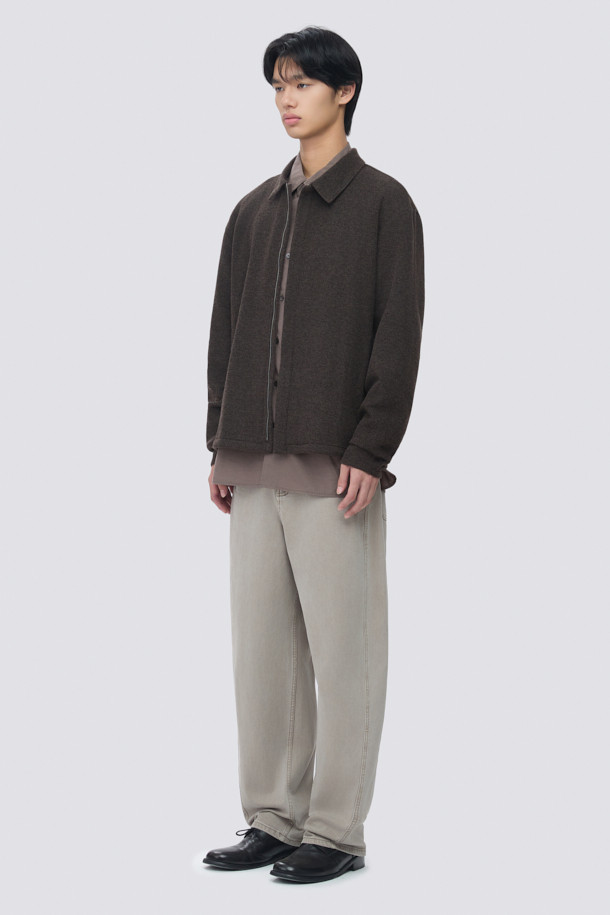 부드러운 울 소재의 남성용 브라운 컬러 울저지 카라 집업 가디건입니다. 가을과 겨울, 두 계절에 걸쳐 활용하기 좋은 두꺼운 두께감과 오버핏으로 제작되었습니다. 미니멀하고 베이직한 스타일로, 히든 지퍼와 사이드 포켓 디테일이 돋보입니다. 데이트룩, 카페룩 등 다양한 TPO에 매치하여 클래식하면서도 캐주얼한 분위기를 연출할 수 있습니다. 긴 소매 기장과 카라 플라켓 디자인으로 포인트를 더했습니다.
