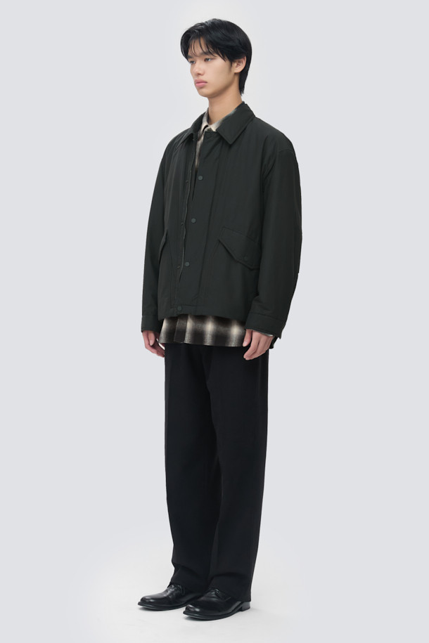 **셔츠형 패디드 점퍼**는 초겨울 날씨에 어울리는, 미니멀하고 클래식한 스타일의 남녀 공용 아우터입니다. 부드러운 면과 나일론 혼방 소재로 제작되어 편안한 촉감을 선사하며, 얇은 두께감으로 간절기에 가볍게 걸치기 좋습니다. 블랙 컬러의 무지 디자인에 드로우스트링 밑단, 큼직한 전면 포켓, 카라 디자인, 다트 및 패널 디테일이 더해져 세련된 실루엣을 연출합니다. 독일 프라우덴사의 컴포트템프(comfortemp) 패딩과 발수 가공으로 보온성과 기능성을 갖췄으며, 일상, 산책, 여행 등 다양한 TPO에 활용하기 좋습니다. 긴 소매와 루즈핏으로 편안함을 더했으며, 스냅과 히든 플래킷 여밈 방식으로 깔끔한 마무리를 선사합니다.
