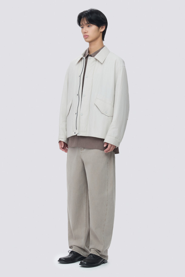 일상과 출근룩에 모두 잘 어울리는 셔츠형 패디드 점퍼입니다. 면과 나일론 혼방 소재로 제작되어 부드러운 촉감과 가벼운 착용감을 선사하며, 초겨울 날씨에 적합합니다. 셔츠 디자인에 히든 플래킷과 스냅 버튼 여밈 방식을 적용하여 클래식하고 미니멀한 스타일을 연출합니다. 독일 프라우덴사의 comfortemp 패딩 충전재와 생활 방수 기능, 드로우스트링 밑단, 큼직한 전면 포켓, 카라 디자인, 다트와 패널 디테일 등 다양한 특징을 갖추었습니다. 여유 있는 핏으로 편안함까지 더했습니다.
