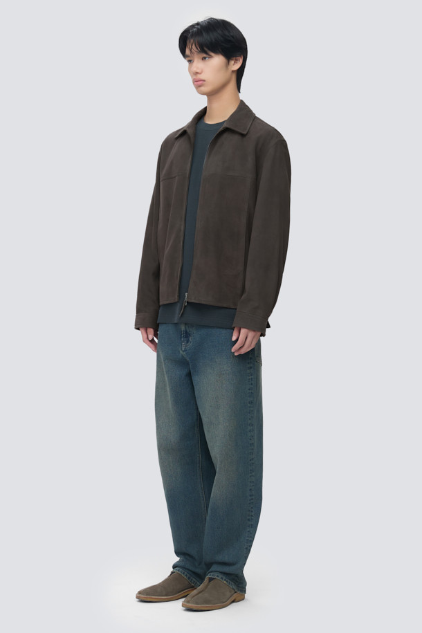 가을과 겨울, 당신의 스타일을 책임질 '고트 스웨이드 점퍼'입니다. 고급스러운 고트 스웨이드 소재와 부드러운 촉감이 특징이며, 세미 오버핏으로 편안한 착용감을 선사합니다. 브라운 컬러의 무지 디자인은 클래식하면서도 미니멀한 분위기를 연출하며, 2WAY 지퍼, 사이드 포켓, 히든 스냅 디테일이 돋보입니다. 긴 소매와 소매/밑단 사이즈 조절 기능으로 완벽한 핏을 완성할 수 있으며, 데이트룩, 모임룩 등 다양한 TPO에 활용하기 좋습니다.
