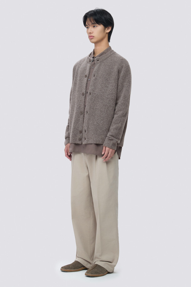 **에센셜 라운드 플러피 니트 가디건**은 부드러운 촉감과 포근한 착용감을 선사하는 겨울, 가을용 가디건입니다. 브라운 컬러의 오버핏 디자인으로, 베이직하면서도 클래식한 스타일을 연출합니다. 울, 나일론, 스판덱스 혼방의 두꺼운 소재로 제작되어 보온성이 뛰어나며, 플러피한 원사와 헤어리 텍스처가 특징입니다. 라운드넥과 긴 소매, 천연 너트 버튼, 이중 조직 마감 디테일이 돋보이며, 데일리룩, 카페룩, 모임룩 등 다양한 TPO에 활용하기 좋습니다. 미니멀, 캐주얼, 클래식 스타일을 즐기는 분들께 추천합니다.
