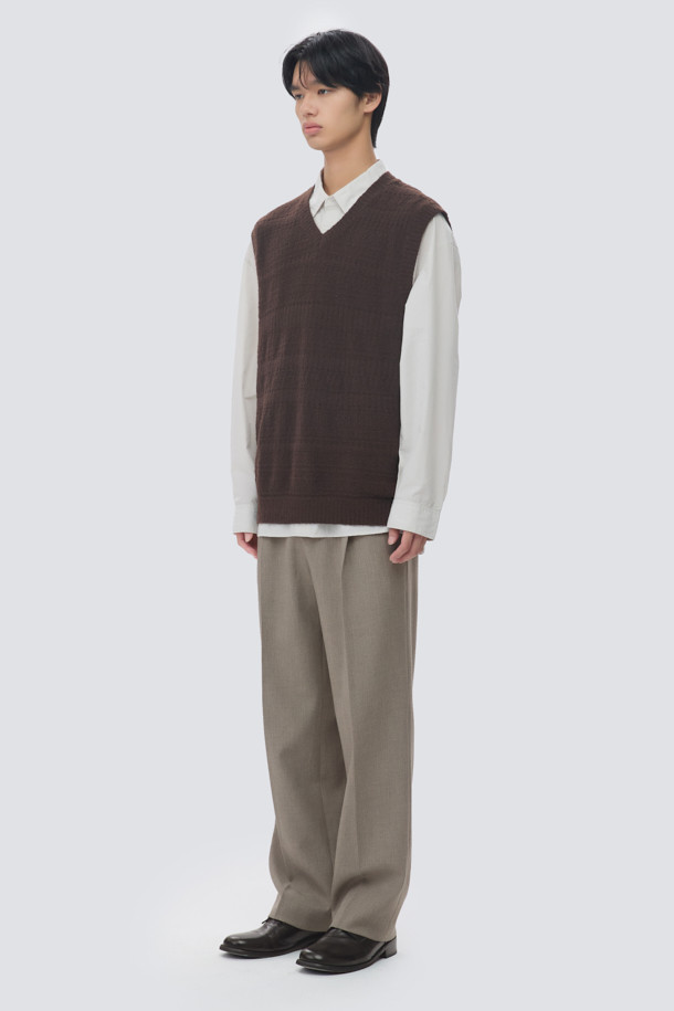 부클 크로쉐 브이넥 니트 베스트는 미니멀하고 베이직한 스타일을 추구하는 남성을 위한 가을, 겨울 필수 아이템입니다. 멜란지 톤의 브라운 컬러에 부드러운 울 소재, 두꺼운 두께감으로 포근함을 선사하며, 여유로운 루즈핏과 크로쉐 무늬가 특징입니다. 브이넥 디자인은 레이어드 스타일링을 용이하게 하며, 구조감 있는 실루엣으로 세련된 룩을 연출합니다. 데이트룩, 모임룩은 물론 겨울 데일리룩까지 폭넓게 활용 가능합니다. 
