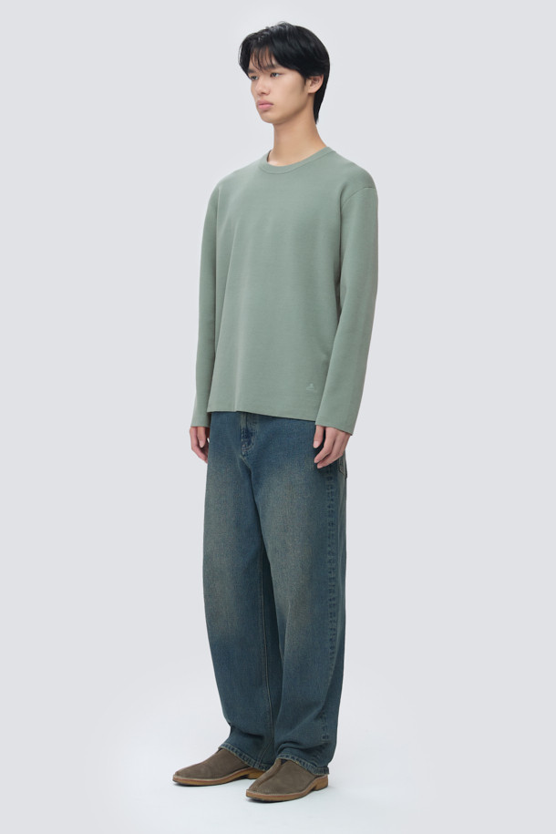 세련된 남성 스타일을 완성할 에센셜 이중직 니트 풀오버입니다. 부드러운 촉감의 울과 PBT 혼방 소재를 사용하여 가을, 겨울 시즌 따뜻하고 편안하게 착용할 수 있습니다. 세이지 그린 컬러와 미니멀한 디자인이 어우러져 어떤 룩에도 잘 어울리는 베이직 아이템입니다. 이중직 구조로 제작되어 보온성과 신축성이 뛰어나며, 밀도감 있는 짜임과 유연한 드레이프감으로 고급스러운 실루엣을 연출합니다. 레귤러핏 라운드넥 디자인으로 겨울 데일리룩, 카페룩, 데이트룩 등 다양한 TPO에 활용 가능합니다.
