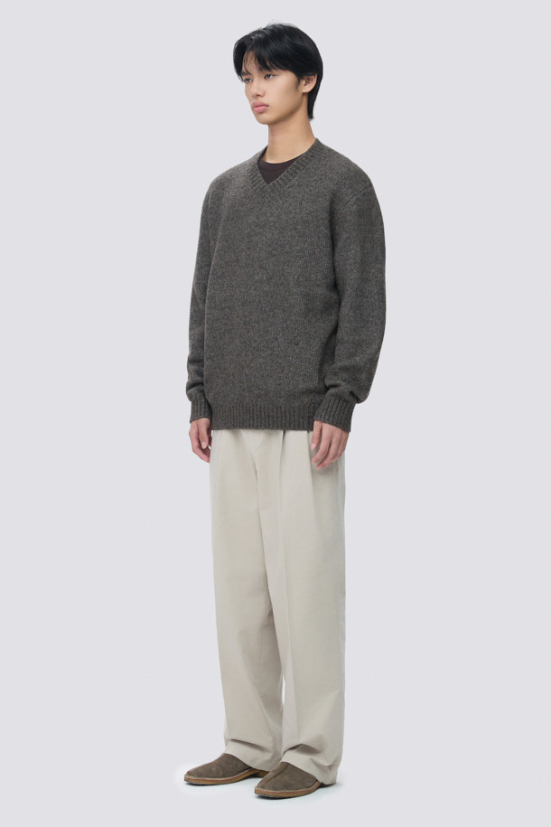 부드러운 촉감과 뛰어난 보온성을 자랑하는 셰기울 브이넥 니트 풀오버입니다. 멜란지 그레이 컬러에 헤어리한 텍스쳐가 돋보이며, 클래식하면서도 베이직한 스타일을 연출합니다. 두꺼운 두께감과 브러싱 가공으로 포근함을 더하고, 루즈핏 디자인으로 편안한 착용감을 선사합니다. 겨울철 데일리룩, 모임룩, 데이트룩 등 다양한 TPO에 활용하기 좋으며, 리브 조직 마감과 브이넥 디자인으로 세련된 무드를 더했습니다.
