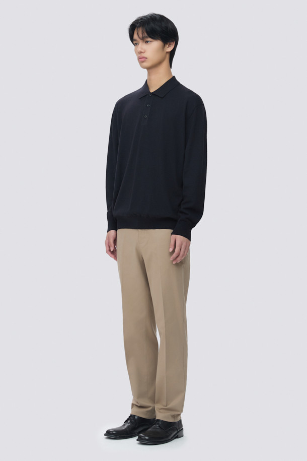 BOTTO(보또) 티에리 니트 풀오버는 이탈리아 BOTTO(보또)사 울 혼방 원사를 사용하여 부드러운 촉감과 은은한 광택을 자랑합니다. 12게이지 편직으로 제작되었으며, 보온성이 우수하여 겨울철 데일리룩, 오피스룩, 비즈니스 캐주얼에 모두 잘 어울립니다. 클래식, 미니멀, 캐주얼 스타일을 아우르는 디자인으로, 레귤러 핏과 3버튼 플라켓 디테일이 특징입니다. 티에리넥과 긴소매 디자인으로 세련된 분위기를 연출하며, 무지 패턴의 블랙 컬러로 어떤 옷에도 쉽게 매치할 수 있습니다. 두께는 얇지만 울 소재 특유의 따뜻함을 느낄 수 있습니다.
