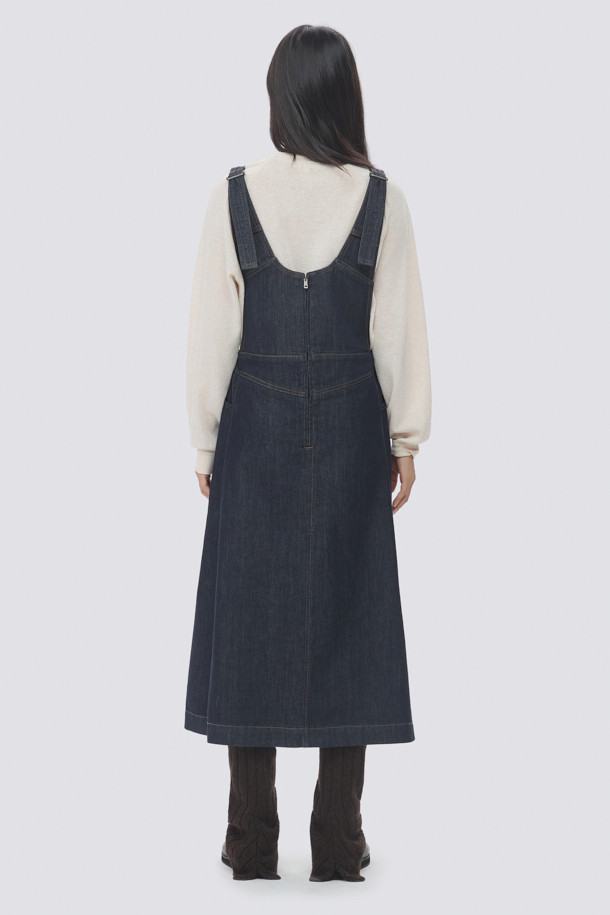 [epigram(에피그램) 여성] 논페이드 데님 오버롤 원피스는 캐주얼하고 미니멀한 스타일의 데님 오버롤 원피스입니다. 논페이드 생지 데님 소재로 제작되어 이염을 방지하며, 뻣뻣한 촉감이 특징입니다. A라인과 플레어 핏으로 여성스러운 실루엣을 연출하며, 어깨 끈 조절과 버클 장식으로 편안하게 착용할 수 있습니다. 뒷면 지퍼 디테일로 간편하게 탈착 가능하며, 네이비 컬러의 무지 디자인으로 어떤 옷에도 쉽게 매치할 수 있습니다. 동네 마실룩이나 쇼핑룩에 활용하기 좋습니다.

