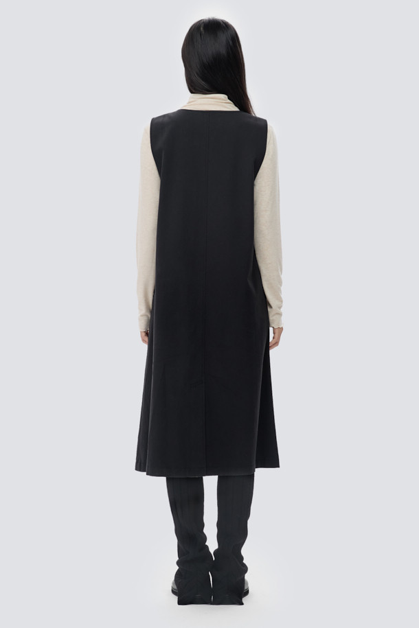 [epigram 여성] 레이어드 버튼 원피스는 간절기와 사계절 모두 활용 가능한 데일리 원피스입니다. 심플하고 미니멀한 블랙 컬러의 코튼 혼방 소재로 제작되어 탄탄한 촉감을 자랑하며, 여유 있는 A라인 핏으로 편안하게 착용할 수 있습니다. 라운드넥 디자인에 앞면 전체 버튼 여밈, 와이드 아웃포켓, 무릎을 덮는 기장감으로 실용성을 더했습니다. 레이어드 스타일 연출이 가능하여 카페룩, 쇼핑룩 등 다양한 TPO에 맞춰 미니멀, 클래식, 캐주얼 무드로 스타일링할 수 있습니다.
