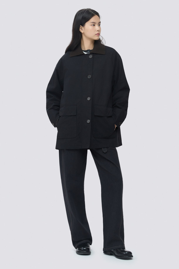 [epigram(에피그램) 여성] 니트 카라 플리츠 툭자켓은 클래식과 모던 무드를 동시에 자아내는 아우터입니다. 브라운, 블랙 두 가지 색상으로 출시되었으며, 간절기부터 초겨울까지 착용하기 좋습니다. 면, 나일론, 니트 혼방의 부드러운 촉감과 두꺼운 두께감으로 포근함을 선사하며, 래글런 소매, 세미 드롭 숄더, 플리츠 디테일이 특징입니다. 니트 카라와 체크 안감, Comfortemp® 충전재를 사용하여 보온성을 높였으며, 스트레이트 핏과 버튼 여밈 방식입니다. 겨울 데일리룩, 오피스룩, 모임룩 등 다양한 TPO에 미니멀, 시크 스타일로 연출하기 좋습니다.
