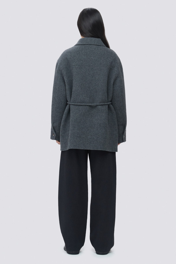 [epigram 여성] 스트랩 울 재킷은 가을과 겨울, 오피스룩과 모임룩, 출근룩에 어울리는 여성용 아우터입니다. 클래식하고 미니멀한 스타일을 추구하는 분들께 적합하며, 부드러운 울 소재와 두꺼운 두께로 따뜻함을 선사합니다. 허리 스트랩으로 허리 라인을 강조할 수 있으며, 힙을 덮는 미디엄 기장과 핸드메이드 마감, 드롭숄더 디자인이 특징입니다. 안감 처리가 되어 있어 편안한 착용감을 느낄 수 있으며, 스냅 여밈 방식에 긴 소매로 디자인되었습니다. 그레이 컬러의 무지 패턴으로 다양한 스타일 연출이 용이합니다.
