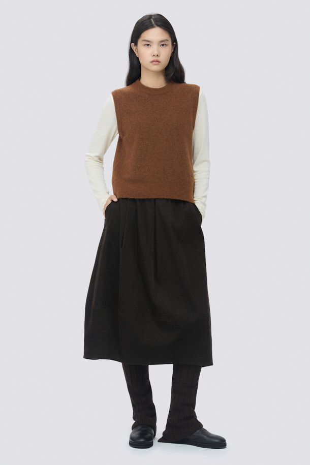 [epigram여성] 코쿤 볼륨 스커트 (set-up)는 모던하고 유니크한 스타일을 연출하는 여성용 코쿤 스커트입니다. 간절기와 겨울에 착용하기 좋으며, 블랙 컬러의 무지 디자인으로 어떤 상의와도 쉽게 매치할 수 있습니다. 풀 밴딩, 사이드 지퍼, 스냅 여밈, 양쪽 포켓, 절개 라인, 사선 주름 디테일이 돋보이며, 볼륨 핏과 풀 스커트 타입으로 편안하면서도 스타일리시한 룩을 완성합니다. 셋업으로 다양한 스타일을 연출할 수 있으며, 겨울 데일리룩, 모임룩, 출근룩 등 TPO에 맞춰 미니멀, 클래식, 시크한 분위기를 낼 수 있습니다.
