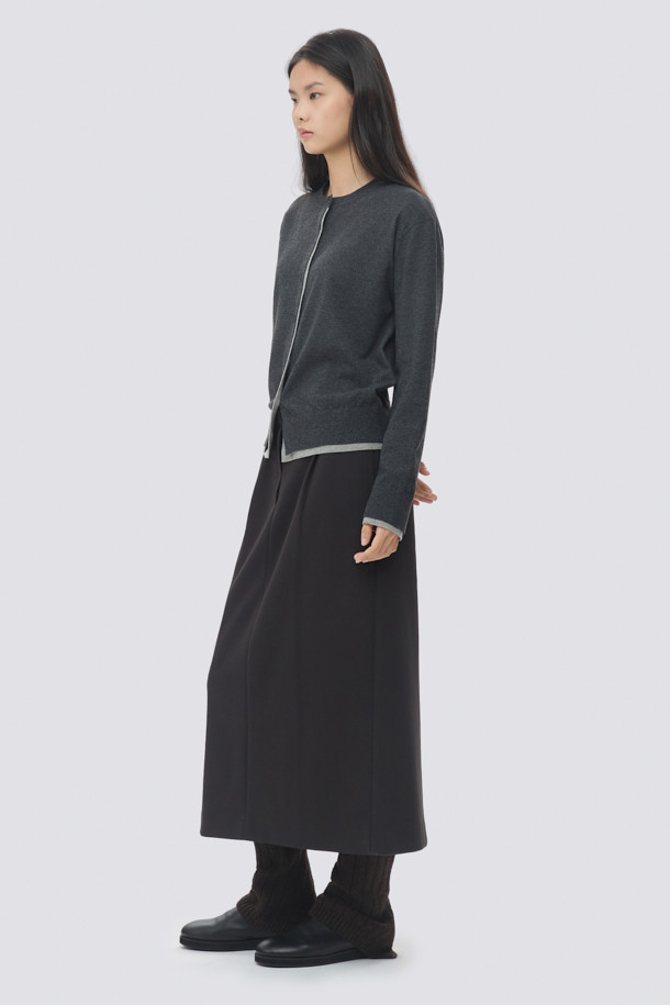 [epigram여성] 저지 맥시 스커트는 모던하고 미니멀한 스타일을 추구하는 여성들을 위한 사계절용 스커트입니다. 부드러운 촉감의 면, 폴리에스테르, 스판덱스 혼방의 이중 조직감 저지 소재(더블니트)로 제작되어 편안한 착용감을 선사합니다. 앞판 원턱 디테일과 허리 뒷면 밴딩, 루즈핏 코쿤 실루엣으로 세련된 핏을 연출하며, 뒷면 밑단 슬릿과 사이드 포켓, 더블 벨트고리로 실용성을 더했습니다. 데이트룩, 카페룩, 미니멀, 클래식, 시크 스타일을 완성하는 블랙 컬러의 맥시 스커트입니다.
