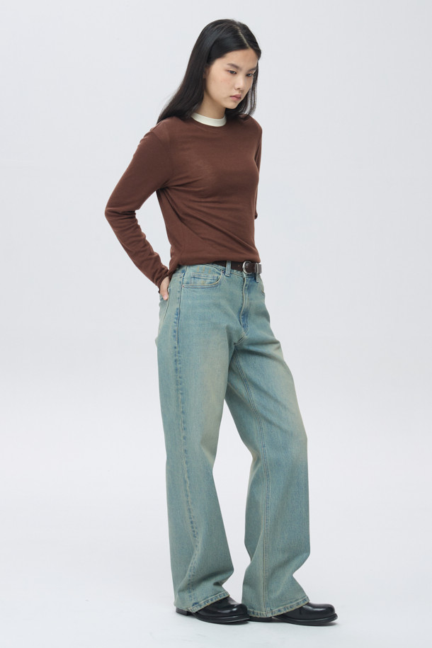 [epigram 여성] 와이드 데님 팬츠는 빈티지하면서도 캐주얼한 스타일을 연출하는 데일리 팬츠입니다. 옐로우 블루, 라이트 인디고 두 가지 컬러로 출시되었으며, 사계절 내내 착용 가능합니다. 탄탄한 데님 소재에 스판을 더해 편안한 착용감을 선사하며, 와이드핏 디자인으로 다리 라인을 더욱 돋보이게 합니다. 미드웨이스트 허리선과 YKK 지퍼, 에피그램 로고 버튼, 주름선 워싱 디테일은 물론, 한지 소재 와펜 디테일까지 더해져 소장 가치를 높였습니다. 쇼핑룩, 산책룩 등 다양한 TPO에 맞춰 미니멀하면서도 스타일리시하게 연출해보세요.
