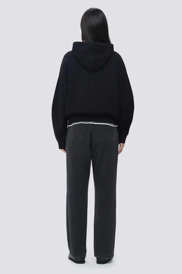 [epigram 여성] 테이퍼드 배기핏 데님 팬츠는 다크 그레이 컬러로, 캐주얼 스타일을 연출하기 좋은 데님 팬츠입니다. 허리 뒷면 밴딩으로 편안한 착용감을 제공하며, 롤업하여 다양한 스타일을 연출할 수 있습니다. 캣 브러쉬 워싱과 사이드 절개 디테일이 돋보이며, 에피그램 로고 버튼과 YKK 지퍼로 마감하여 완성도를 높였습니다. 테이퍼드와 배기핏의 조화로 트렌디하면서도 편안한 핏을 선사하며, 사계절 내내 활용 가능한 아이템입니다. 동네 마실룩, 쇼핑룩, 여행룩 등 다양한 TPO에 맞춰 미니멀하고 클래식한 스타일을 연출해보세요.
