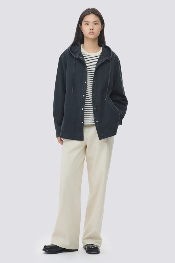 [epigram여성] 코튼 배럴레그 팬츠(Set-up)는 부드러운 면, 스판덱스 혼방 소재로 제작되어 편안한 착용감을 선사합니다. 아이보리 컬러의 무지 디자인에 얇은 두께감으로 봄, 여름, 가을 시즌에 활용하기 좋습니다. 배기핏과 루즈핏의 넉넉한 핏으로 활동성을 높였으며, 허리 밴딩과 절개 라인 디테일로 디자인 포인트를 더했습니다. 맥시 기장으로 캐주얼, 미니멀, 클래식 스타일을 연출하며, 동네 마실룩이나 카페룩으로 제격입니다.
