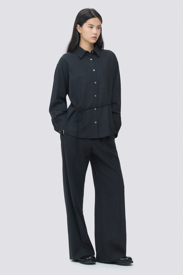 [epigram 여성] 울 와이드 팬츠는 가을, 겨울 시즌에 어울리는 여성용 바지입니다. 모던하고 베이직한 스타일로, 출근룩, 오피스룩, 겨울 데일리룩에 활용하기 좋습니다. 부드러운 울 소재와 폴리우레탄 혼방으로 제작되어 편안한 착용감을 선사하며, 루즈핏 와이드 실루엣으로 스타일리시함을 더했습니다. 핀턱 디테일과 사이드 포켓, 내부 스트링, 밴딩 처리로 실용성을 높였으며, 셋업으로도 연출 가능합니다. 차분한 그레이 컬러에 무지 패턴으로 클래식, 미니멀, 시크한 분위기를 연출해 보세요.
