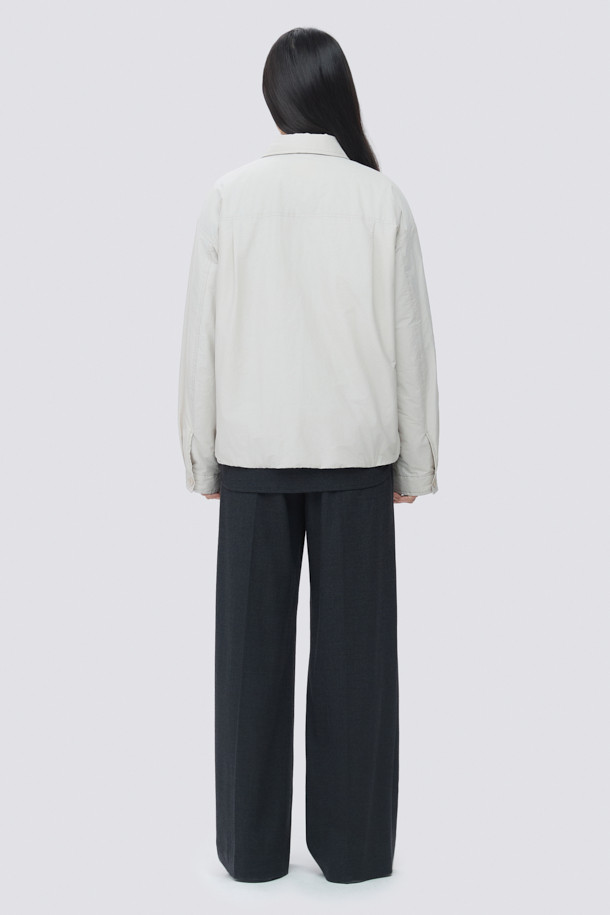 [epigram여성] 경량 패디드 셔켓은 간절기에 활용하기 좋은 여성 셔켓입니다. 아이보리와 베이지 두 가지 색상으로 출시되었으며, 미니멀하고 베이직한 스타일을 추구합니다. 세미오버핏에 셔츠칼라 디자인으로 편안하면서도 세련된 느낌을 줍니다. 코튼과 나일론 혼방 소재에 얇은 두께감으로 가볍게 착용할 수 있으며, 내부에는 보온성을 더하는 패딩 안감이 있습니다. 히든 버튼 여밈 방식과 드로우스트링 밑단, 사이드 입술 포켓, 가먼트 워싱 처리, 친환경 충전재 사용 등 섬세한 디테일이 돋보입니다. 카페룩이나 산책룩 등 다양한 일상 스타일에 매치하여 미니멀, 클래식, 캐주얼 무드를 연출해보세요.
