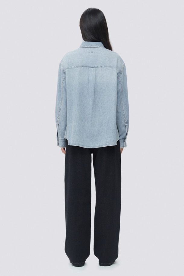 [epigram(에피그램) 여성] 인디고 데님 셔켓은 빈티지한 무드의 여성 의류입니다. 가볍고 부드러운 데님 소재로 제작되었으며, 루즈핏으로 편안한 착용감을 선사합니다. 셔츠 칼라와 긴 소매, 가슴 아웃포켓과 사이드 포켓으로 실용성을 더했으며, 브러쉬 워싱, 더블 스티치, 세미 드롭 숄더, 뒷판 턱 디테일 등 섬세한 디테일이 돋보입니다. 간절기 및 겨울철, 동네 마실룩이나 데일리룩으로 캐주얼하고 클래식하게 연출하기 좋습니다. 스냅 여밈 방식으로 간편하게 착용할 수 있습니다.
