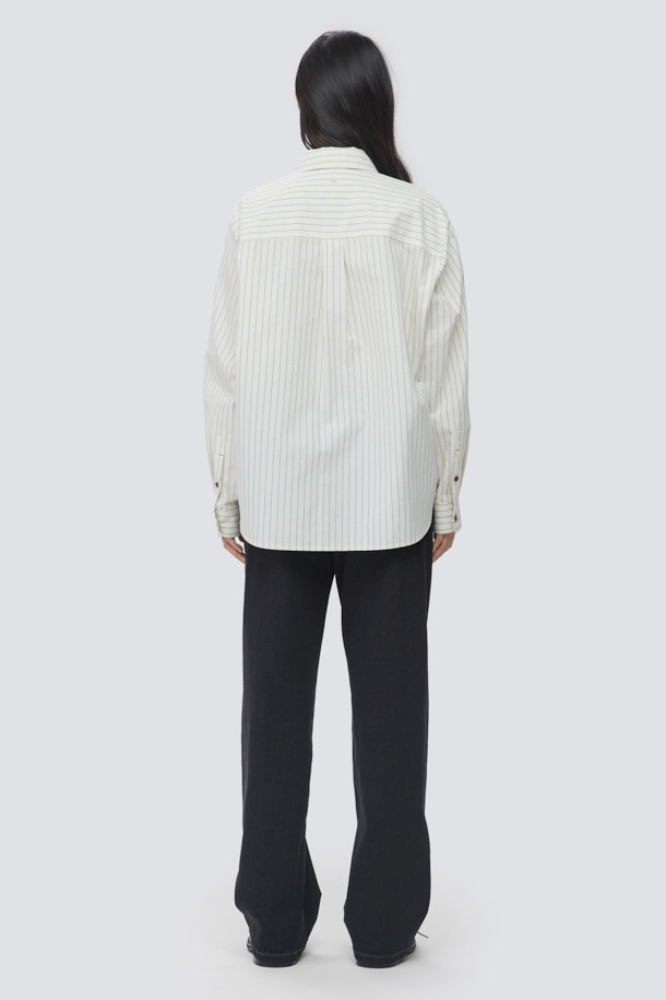 [epigram여성] 옥스포드 스트라이프 셔츠는 베이직하면서 캐주얼한 스타일의 여성 셔츠입니다. 크림, 브라운 두 가지 컬러로 출시되었으며, 사계절 내내 활용 가능한 아이템입니다. 면 소재의 옥스포드 원단으로 제작되어 부드러운 촉감을 선사합니다. 차이나칼라에 루즈핏으로 편안함을 더했으며, 긴 소매와 레귤러 기장으로 디자인되었습니다. 배색 버튼, 플랩 디테일, 뒷판 요크 턱, 배색 바텍 포인트, 세미 드롭 숄더 등의 특징이 돋보이는 셔츠입니다.
