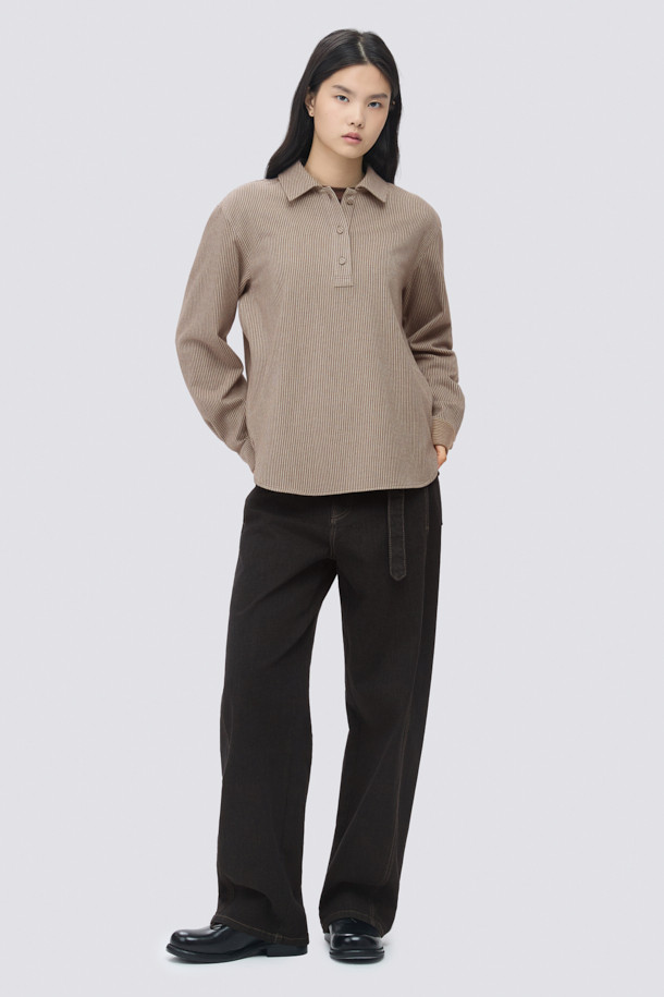 [epigram(에피그램) 여성] 플란넬 스트라이프 셔츠는 부드러운 플란넬 소재로 제작되어 겨울철에도 따뜻하게 착용할 수 있습니다. 멜란지 브라운과 화이트 컬러의 스트라이프 패턴이 베이직하면서도 클래식한 분위기를 연출합니다. 루즈핏으로 편안함을 더하고, 긴소매와 칼라 디자인으로 포멀한 느낌을 줍니다. 반오픈 스타일과 싸개 단추 마감, 뒷면 셔링 디테일이 돋보이며, 겨울 데일리룩이나 카페룩에 잘 어울립니다.
