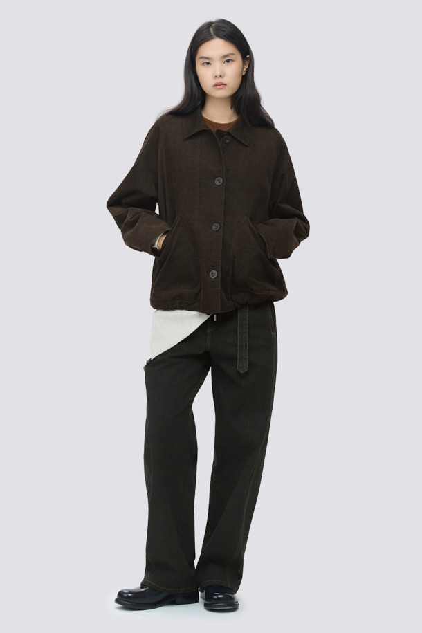 [epigram 여성] 카라넥 패디드 점퍼는 간절기와 초겨울에 착용하기 좋은 여성용 점퍼입니다. 브라운 컬러의 무지 디자인으로 클래식, 매니시, 캐주얼 등 다양한 스타일을 연출할 수 있습니다. 부드러운 촉감의 폴리에스테르 소재에 촘촘한 퀼팅 구조와 라글란 소매, 스트링 밑단 디테일이 돋보입니다. 오픈 포켓과 카라넥 디자인, 리사이클 충전재 Comfortemp®를 사용하여 보온성을 높였습니다. 겨울 데일리룩, 모임룩, 출근룩 등 폭넓은 TPO에 활용하기 좋은 레귤러핏의 두꺼운 점퍼입니다.
