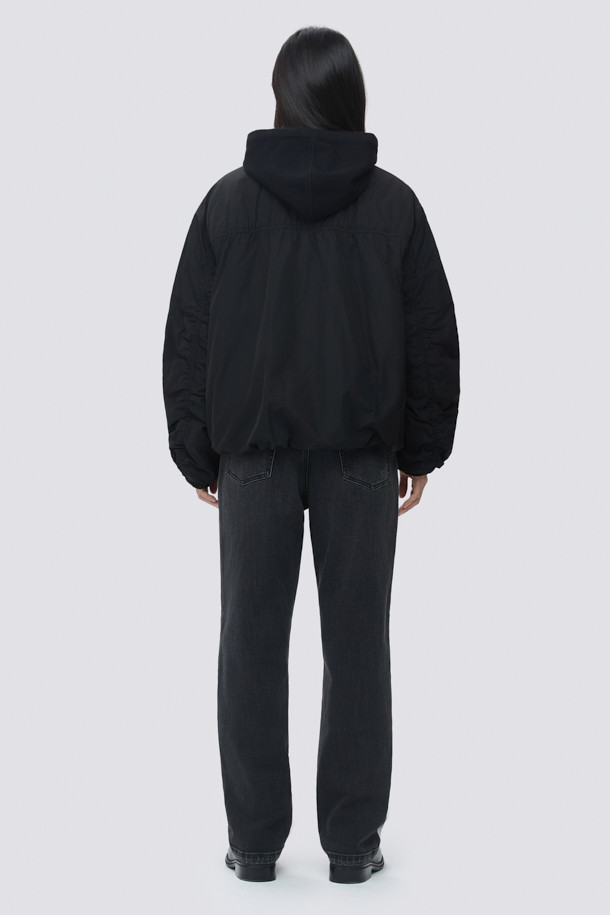 [epigram(에피그램) 여성] 패디드 셔링 점퍼는 간절기와 초겨울, 겨울 데일리룩에 어울리는 여성스러운 스타일의 아우터입니다. 부드러운 메모리 폴리 소재로 제작되었으며, 엉덩이를 덮는 기장에 레귤러핏으로 편안하게 착용 가능합니다. 블랙 색상의 무지 디자인으로 미니멀, 클래식, 캐주얼 등 다양한 스타일을 연출할 수 있습니다. 벌룬 소매와 셔링 디테일, 퀼팅, 리브드 밴딩 디자인이 돋보이며, 투웨이 지퍼 여밈 방식으로 실용성을 더했습니다. 안감은 패딩 처리되어 보온성을 높였습니다.
