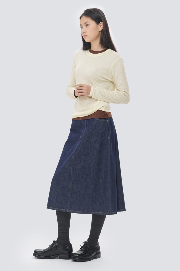 [epigram 여성] 숏 블루종 코튼 점퍼(Set-up)는 면 소재로 제작되어 부드러운 촉감을 선사하는 여성용 캐주얼 블루종입니다. 숏 기장의 레귤러핏으로 래글런 소매와 지퍼형 여밈 방식을 갖추고 있으며, 간절기나 가을에 착용하기 좋습니다. 스트링 디테일과 사이드 포켓이 있어 실용성을 더했으며, 무지 디자인으로 미니멀하고 클래식한 스타일을 연출합니다. 산책룩이나 데이트룩에 다양하게 활용할 수 있으며, 스트레치성이 있어 편안한 착용감을 제공합니다.
