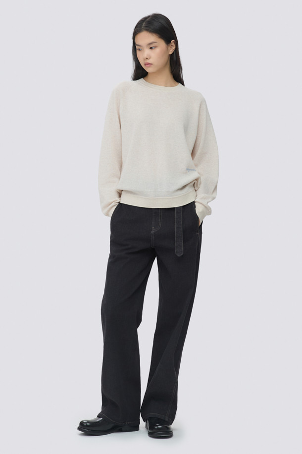 [epigram(에피그램) 여성] 시어 니트 맨투맨은 여름과 간절기에 활용하기 좋은 여성용 상의입니다. 아이보리와 화이트 두 가지 색상으로 출시되었으며, 베이직하고 미니멀한 스타일을 추구하는 분들께 적합합니다. 면과 나일론 혼방의 시어 소재로 제작되어 부드러운 촉감과 통기성을 제공하며, 얇은 두께감으로 시원하게 착용할 수 있습니다. 래글런 소매와 밀라노 조직, 배색 레터링 자수 디테일이 특징이며, 루즈핏 라운드넥 디자인으로 데이트룩, 카페룩 등 다양한 TPO에 맞춰 연출할 수 있습니다. 블루종 스타일로도 활용 가능하여 미니멀, 클래식, 캐주얼 등 폭넓은 스타일을 소화할 수 있습니다.
