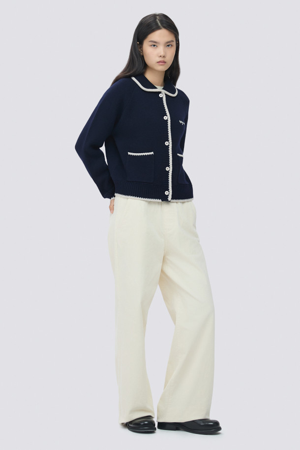 [epigram**여성**] 울 스티치 카라 가디건은 간절기부터 초겨울까지 포근하게 착용하기 좋은 여성 니트 가디건입니다. 울 100% 소재로 제작되어 부드러운 촉감을 선사하며, 슬림핏 디자인으로 여성스러운 실루엣을 연출합니다. 네이비와 화이트 두 가지 색상으로 출시되었으며, 핸드 스티치 디테일, 배색 포인트, 아웃포켓, 래글런 소매 등 섬세한 디자인이 돋보입니다. [epigram] 레터링 로고와 블루종 형태의 마감으로, 클래식하면서도 미니멀한 무드를 자아내 데이트룩, 카페룩, 겨울 데일리룩 등 다양한 TPO에 활용하기 좋습니다.
