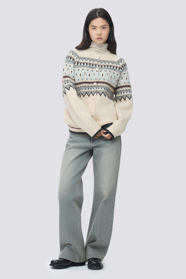 [epigram여성] 노르딕 패턴 라운드 가디건은 포근한 겨울 스타일을 완성하는 아이보리 컬러의 니트 가디건입니다. 래글런 소매와 립조직 마감으로 편안한 착용감을 선사하며, 부드러운 촉감의 두꺼운 니트 소재가 특징입니다. 노르딕 패턴과 사이드 포켓, 싸개 단추, 배색 포인트 디테일이 캐주얼한 무드를 더합니다. 라운드넥에 오버핏으로 제작되어 겨울 데일리룩, 집콕룩, 산책룩 등 다양한 TPO에 활용하기 좋습니다.
