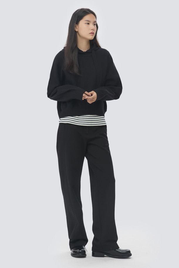 **[epigram 여성] 버튼 후드 니트 풀오버**는 포근한 착용감의 여성용 니트 풀오버입니다. 부드러운 레이온 소재로 제작되어 가을, 겨울철 일상에서 편안하게 착용하기 좋습니다. 루즈핏에 넉넉한 두께감과 드롭숄더 디자인으로, 캐주얼하면서도 스타일리시한 분위기를 연출합니다. 후드, 긴 소매, 무지 디자인으로 미니멀한 감성을 더하며, 볼륨감 있는 실루엣과 싸개 단추, 스트링, 더블 립조직 소맷단, 파이핑 디테일이 돋보입니다. 겨울 데일리룩, 집콕룩, 산책룩 등 다양한 TPO에 맞춰 캐주얼, 미니멀, 클래식 스타일을 완성해보세요.
