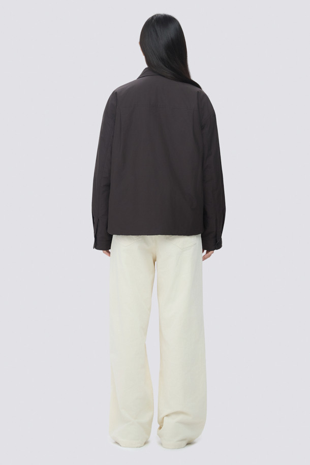 부드러운 울과 캐시미어 소재로 제작되어 포근한 착용감을 선사하는 삼각 머플러입니다. 가을, 겨울 시즌에 어울리는 얇은 두께감으로, 보온성을 유지하면서도 답답함 없이 착용할 수 있습니다. 베이직한 디자인과 무지 패턴으로 어떤 스타일에도 잘 어울립니다. 삼각형 형태로, 머플러, 헤어 스카프, 레이어드 악세사리 등 다채로운 연출이 가능합니다. 겨울 데일리룩, 산책룩, 여행룩 등 다양한 TPO에 맞춰 클래식, 미니멀, 캐주얼 무드로 활용해보세요. 3가지 컬러로 구성되어 취향에 따라 선택할 수 있습니다.
