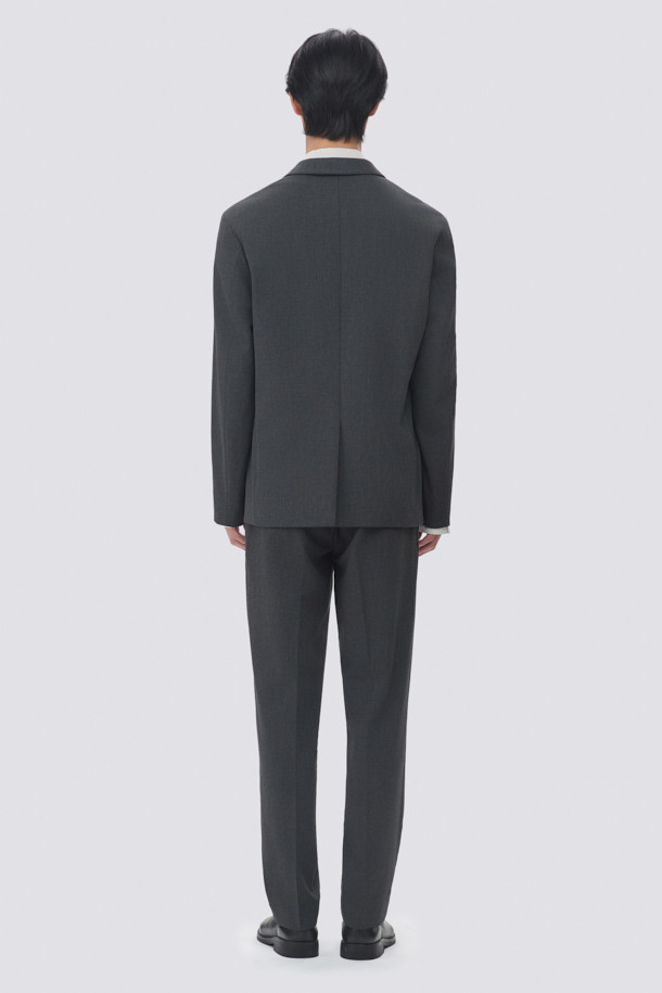 데일리 블레이저 (set-up)는 남성을 위한 베이직하고 포멀한 스타일의 블레이저 셋업입니다. 차콜 컬러의 무지 디자인으로, 봄, 가을 시즌에 적합하며, 일상 및 비즈니스 용도로 활용 가능합니다. 싱글 버튼 여밈, 레귤러 기장의 데일리핏으로 제작되었으며, 스판 소재를 사용하여 부드러운 촉감을 선사합니다. 노치드 라펠과 뒷면 슬릿 디테일이 있으며, 셋업으로 출시되어 오피스룩, 비즈니스 캐주얼, 회의룩 등 다양한 TPO에 맞춰 클래식하고 미니멀한 스타일을 연출할 수 있습니다.
