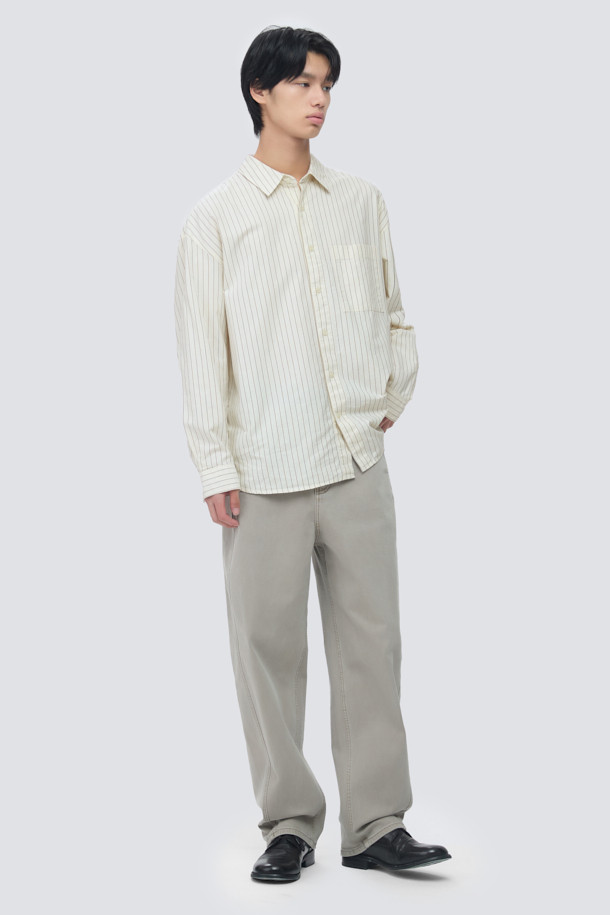 **피그다잉 베럴레그 (Barrel Leg) 밴딩 데님**은 남성 고객을 위해 디자인된 캐주얼 데님 팬츠입니다. 네추럴 컬러의 무지 디자인으로, 일상 및 비즈니스 캐주얼에 모두 활용 가능합니다. 릴랙스 핏의 베럴레그드 실루엣과 밴딩 처리로 편안한 착용감을 선사하며, 허벅지와 엉덩이 부분은 넉넉하게, 무릎 아래로는 좁아지는 디자인이 특징입니다. 피그먼트 염색 기법과 스트레치 원단을 사용하여 부드러운 촉감과 형태 안정성을 높였으며, 기장은 108cm입니다. 미니멀하고 클래식한 스타일을 추구하는 고객에게 비즈니스 캐주얼룩과 출근룩으로 추천합니다.
