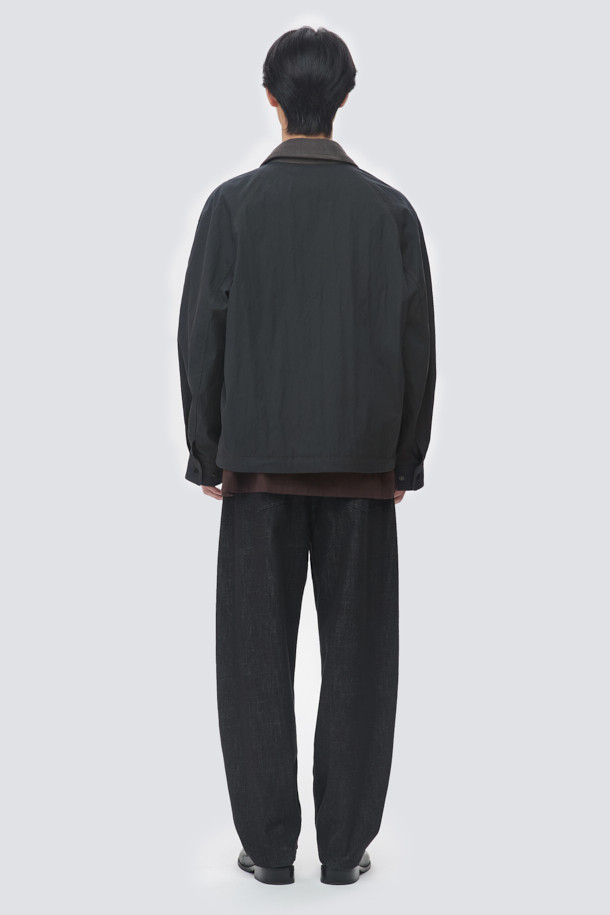 불변 베럴레그드 벨티드 데님은 사계절 내내 활용 가능한 블랙 데님 팬츠입니다. 릴랙스핏으로 편안하게 착용 가능하며, 허벅지와 엉덩이 부분에 여유를 주어 활동성을 높였습니다. 물빠짐이 적고 내구성이 뛰어난 불변(non-fade) 데님 소재를 사용하여 오랫동안 변함없이 즐길 수 있습니다. 허리에는 벨트가 포함되어 있으며, 무릎 아래로 자연스럽게 좁아지는 베럴레그드 실루엣이 특징입니다. 비즈니스 캐주얼, 출근룩, 오피스룩 등 다양한 TPO에 클래식, 미니멀, 캐주얼 스타일로 연출할 수 있습니다.
