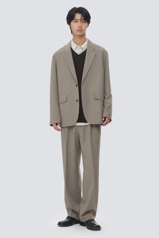 투톤 릴렉스 팬츠 (set-up)는 브라운과 베이지의 투톤 멜란지 컬러가 돋보이는 슬랙스입니다. 가을, 겨울 시즌에 적합하며, 릴랙스핏과 와이드 핏으로 편안한 착용감을 선사합니다. 뒷밴딩 처리와 원턱 디테일로 활동성을 높였으며, 포멀 캐주얼, 클래식, 미니멀 스타일을 즐기는 분들께 추천합니다. 출근룩, 비즈니스 캐주얼, 겨울 데일리룩 등 다양한 TPO에 활용 가능하며, 셋업으로도 연출할 수 있습니다. 스트레치 소재로 제작되어 편안함을 더했습니다.
