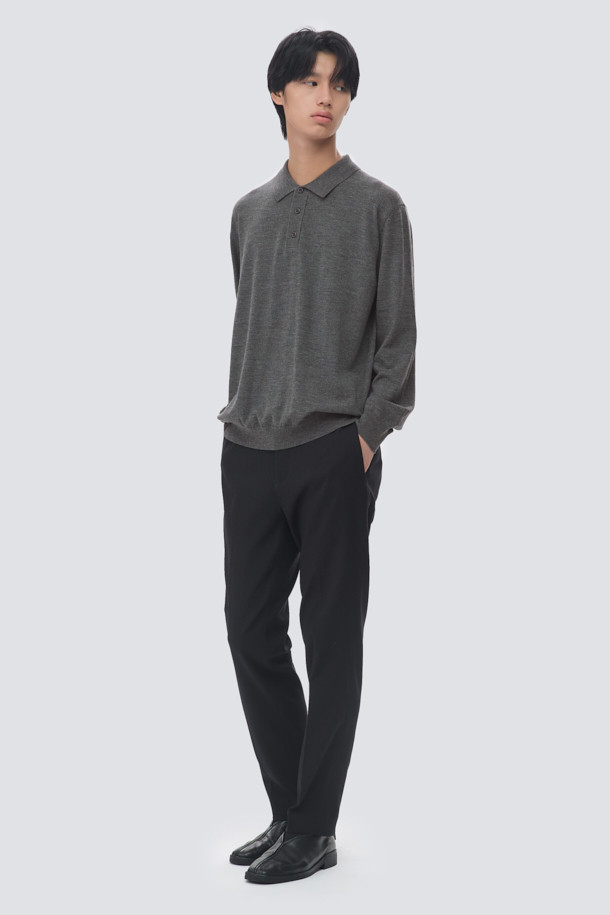 TRABEST(트라베스트) 데일리 팬츠 (set-up)는 베이직한 스타일의 간절기용 슬랙스입니다. 힙과 허벅지에 여유가 있어 편안하며, 밑단으로 갈수록 좁아지는 스트레이트 핏으로 제작되었습니다. 뒷면 허리 밴딩 처리로 활동성을 높였으며, 차콜 컬러의 무지 디자인으로 어떤 상의에도 잘 어울립니다. 출근룩, 오피스룩, 비즈니스 캐주얼 등 다양한 TPO에 활용 가능하며, 블레이저와 함께 셋업 스타일링도 연출할 수 있습니다. 클래식, 미니멀, 캐주얼 스타일을 선호하는 분들께 추천드립니다.
